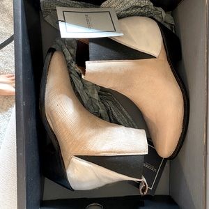 New In Box Lucchese Boots size 7.5